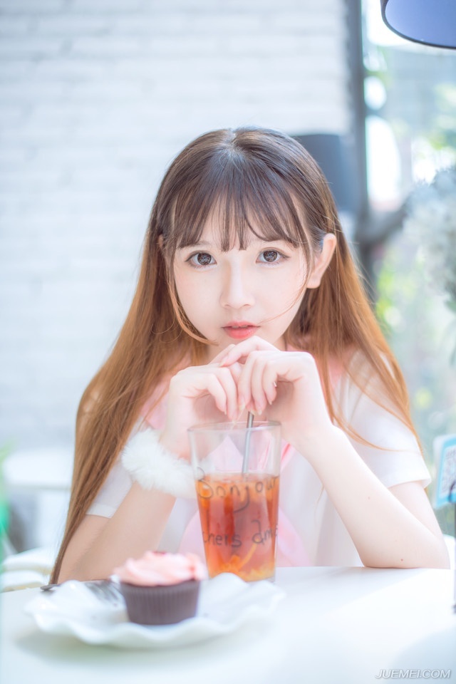 “士元静观即可。”法正微笑着点点头。
